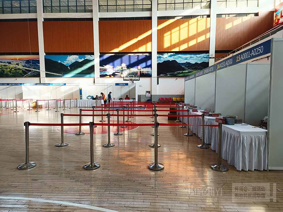 馬拉松活動(dòng)中使用紅色隔離帶