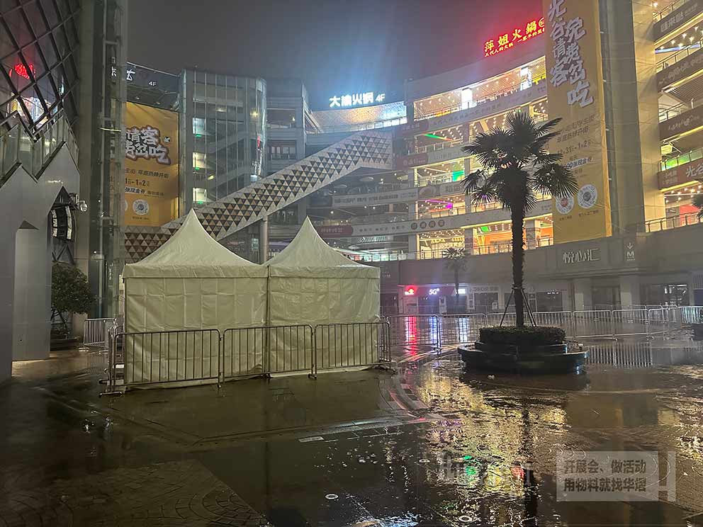 鐵馬護(hù)欄出租在步行街保證安全暢通