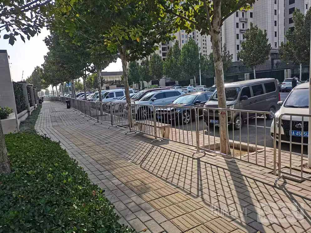 樓盤中心使用華熠鐵馬護(hù)欄租賃分隔場地