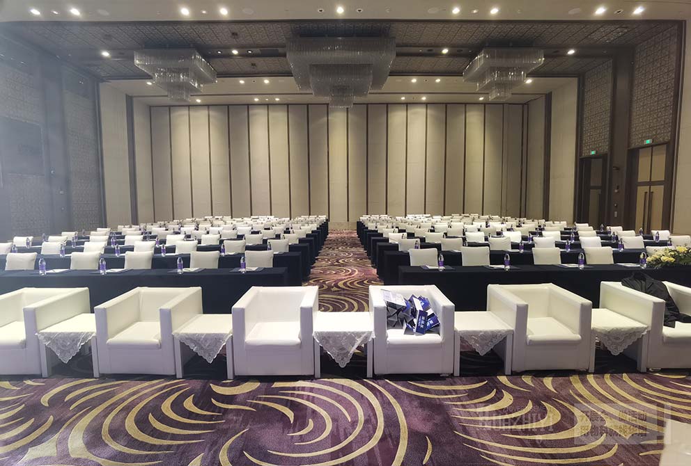 酒店臨時活動租賃使用白色皮質(zhì)沙發(fā)和茶幾