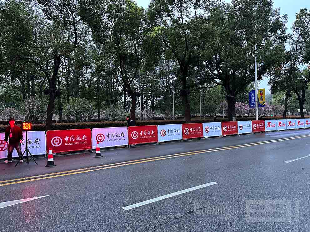 武漢馬拉松健康跑終點(diǎn)租賃使用鐵馬護(hù)欄
