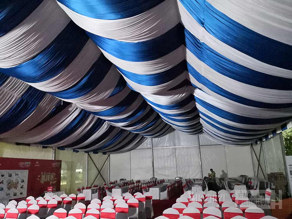 藍(lán)白相間的紗幔軟裝可以塑造清新自然活動(dòng)現(xiàn)場(chǎng)