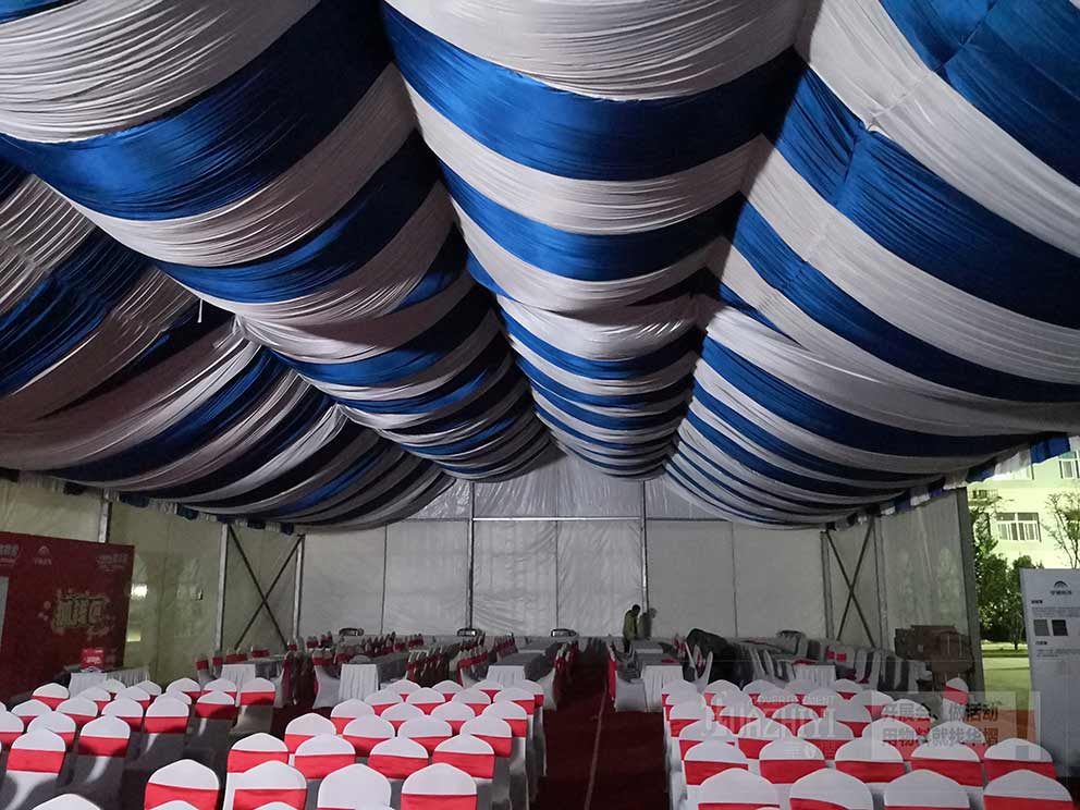 藍(lán)白相間的紗幔軟裝可以塑造清新自然活動(dòng)現(xiàn)場(chǎng)