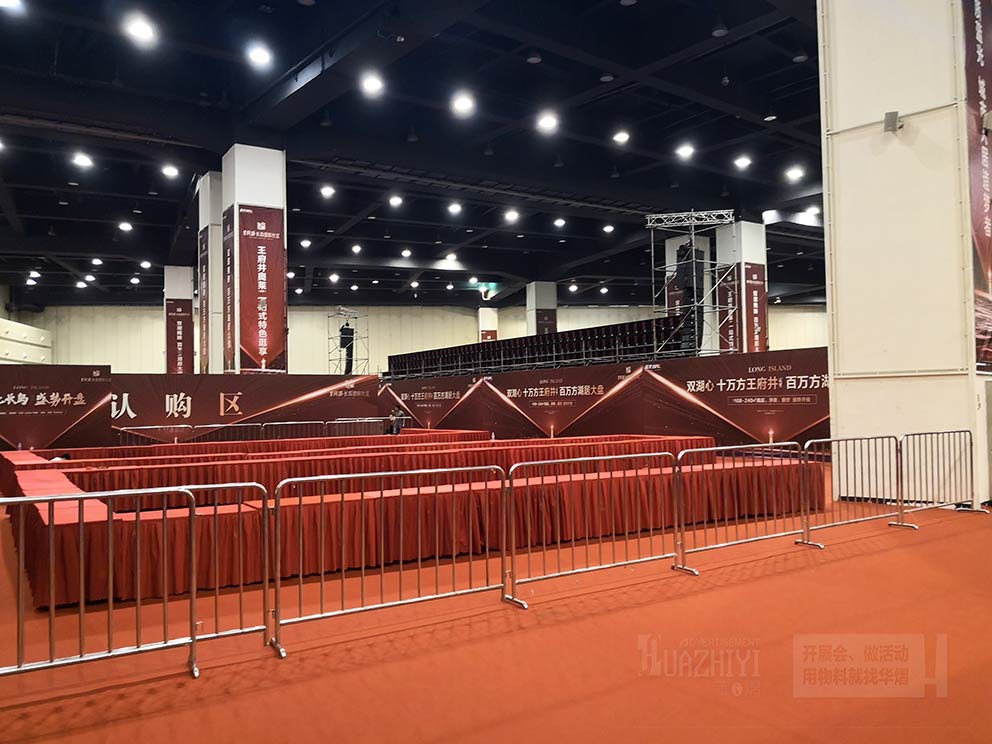 租賃鐵馬護(hù)欄用來分隔等候區(qū)隊(duì)列是很好的選擇