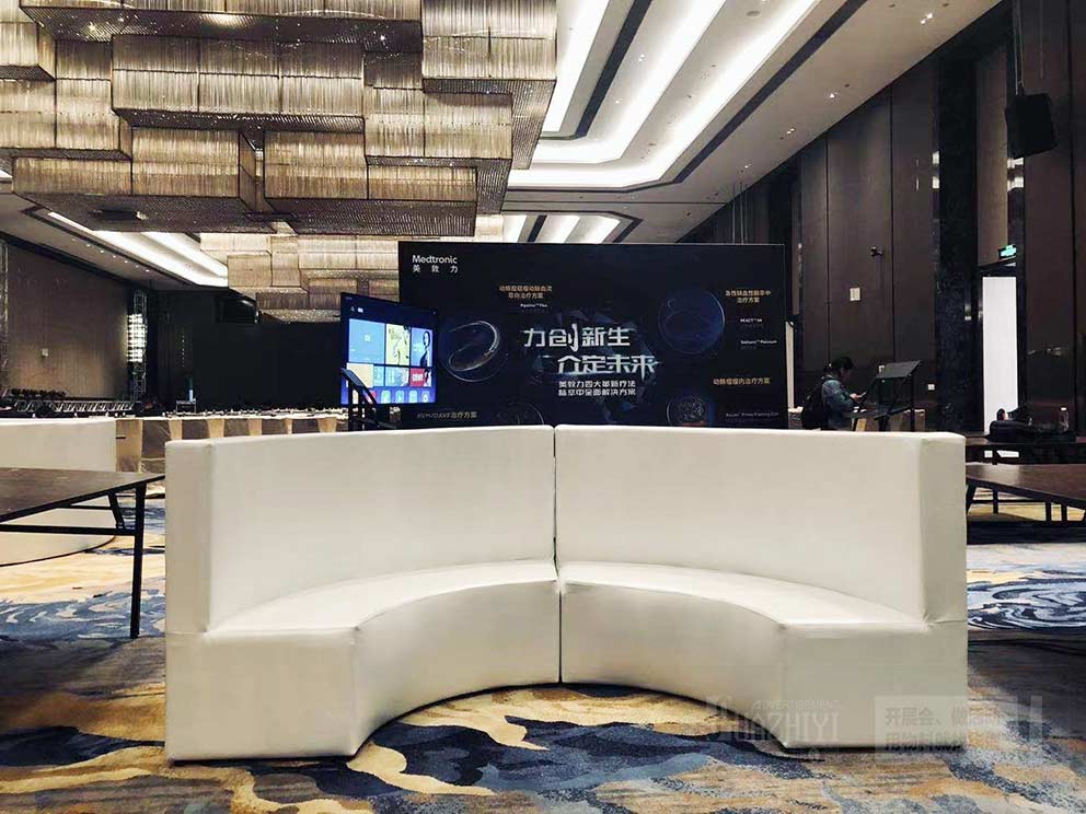 弧形卡座沙發(fā)出租適合用來(lái)塑造優(yōu)雅造型