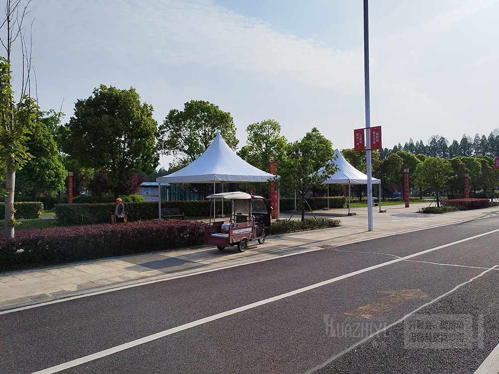 華熠篷房租賃廠家布置馬拉松沿途篷房現(xiàn)場(chǎng)