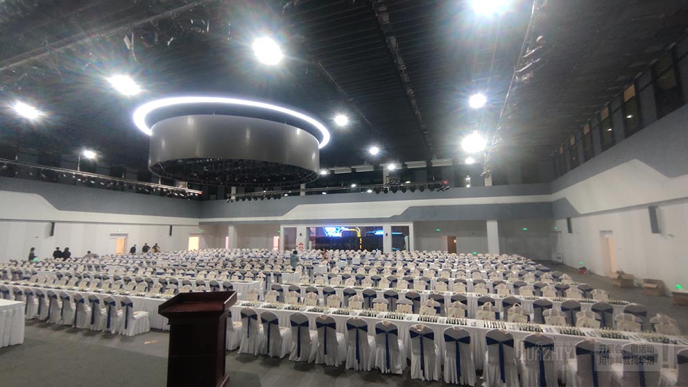 華熠桌椅租賃廠家布置“2024銅雀臺杯河南省國際象棋春季等級賽”現(xiàn)場長條桌貴賓椅