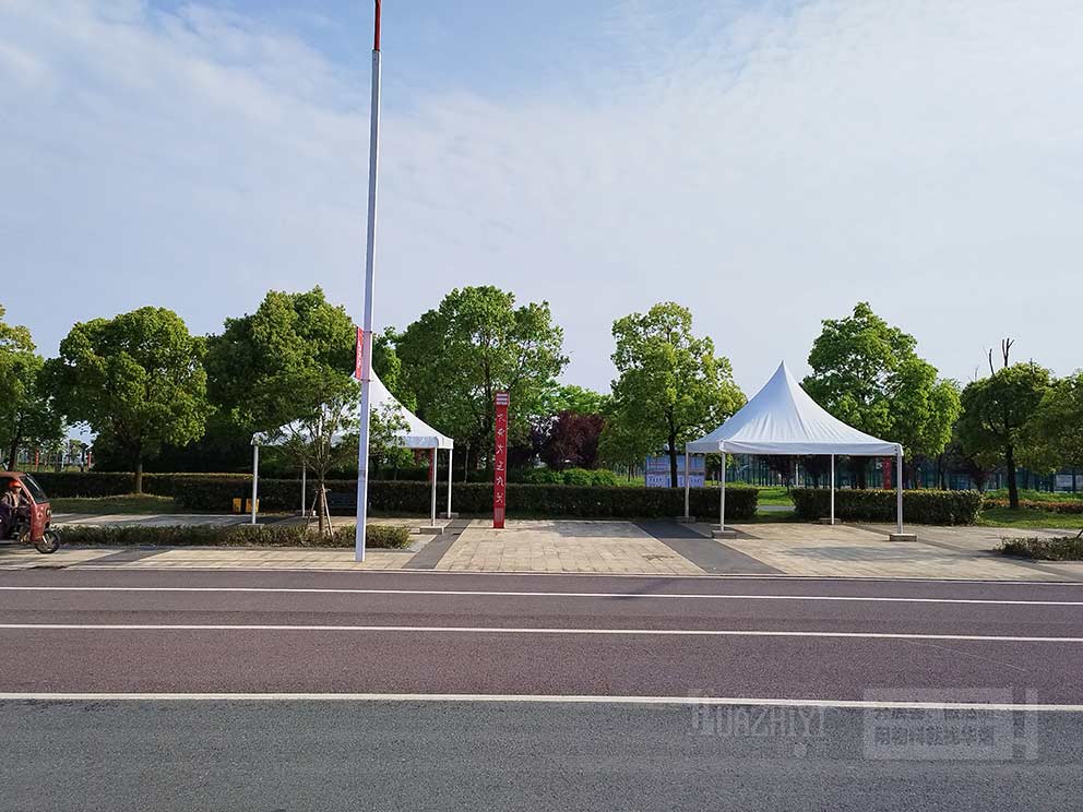 華熠篷房租賃廠家布置馬拉松沿途篷房現(xiàn)場(chǎng)