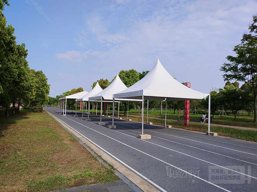 華熠篷房租賃廠家布置馬拉松沿途篷房現(xiàn)場(chǎng)
