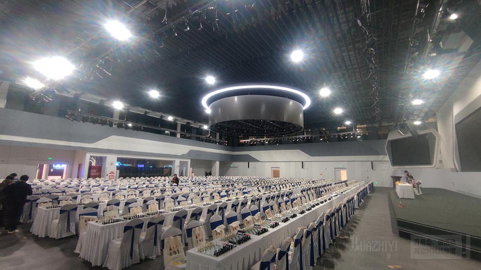 華熠桌椅租賃廠家布置“2024銅雀臺杯河南省國際象棋春季等級賽”現(xiàn)場長條桌貴賓椅