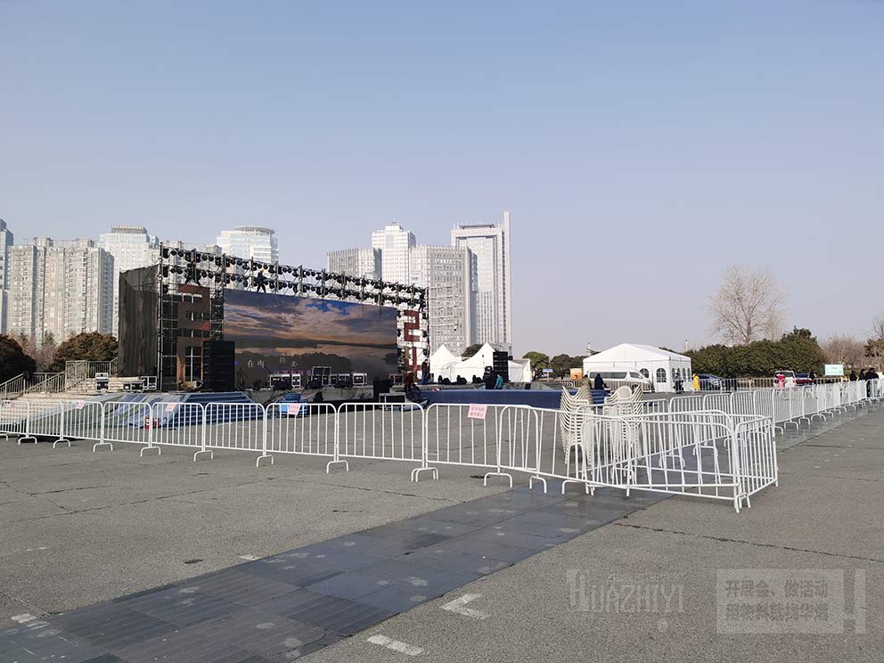 白色鐵馬護(hù)欄租賃用在分隔舞臺(tái)和觀眾很合適