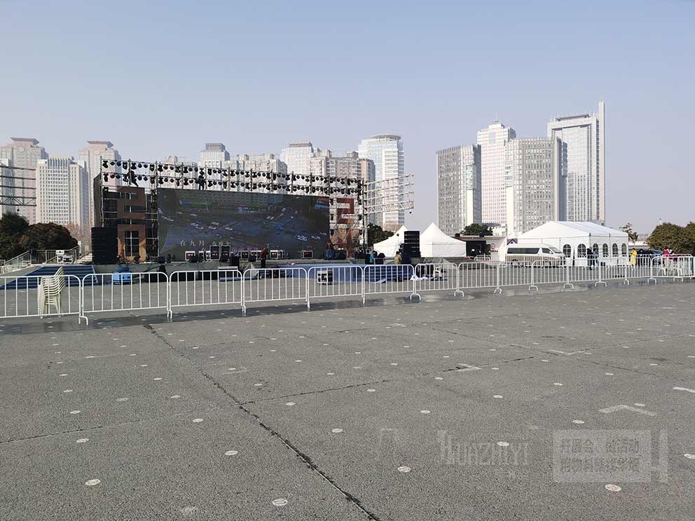 白色鐵馬護(hù)欄租賃用在分隔舞臺(tái)和觀眾很合適