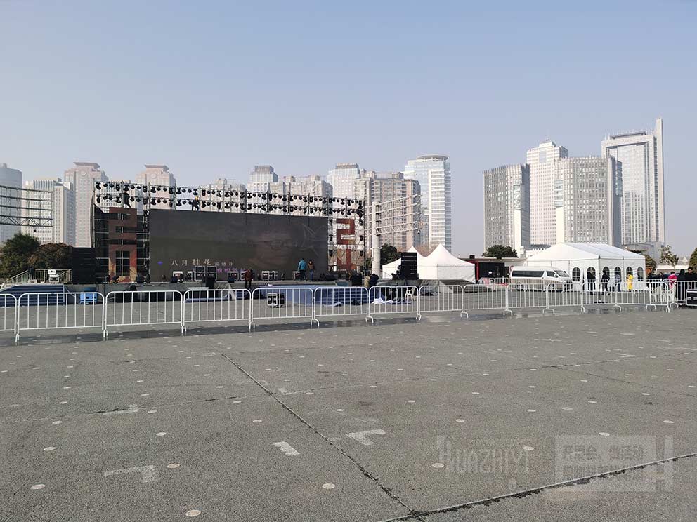 白色鐵馬護(hù)欄租賃用在分隔舞臺(tái)和觀眾很合適