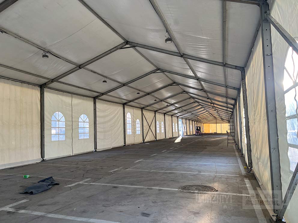 華熠篷房租賃廠家搭建百榮展銷會篷房現(xiàn)場