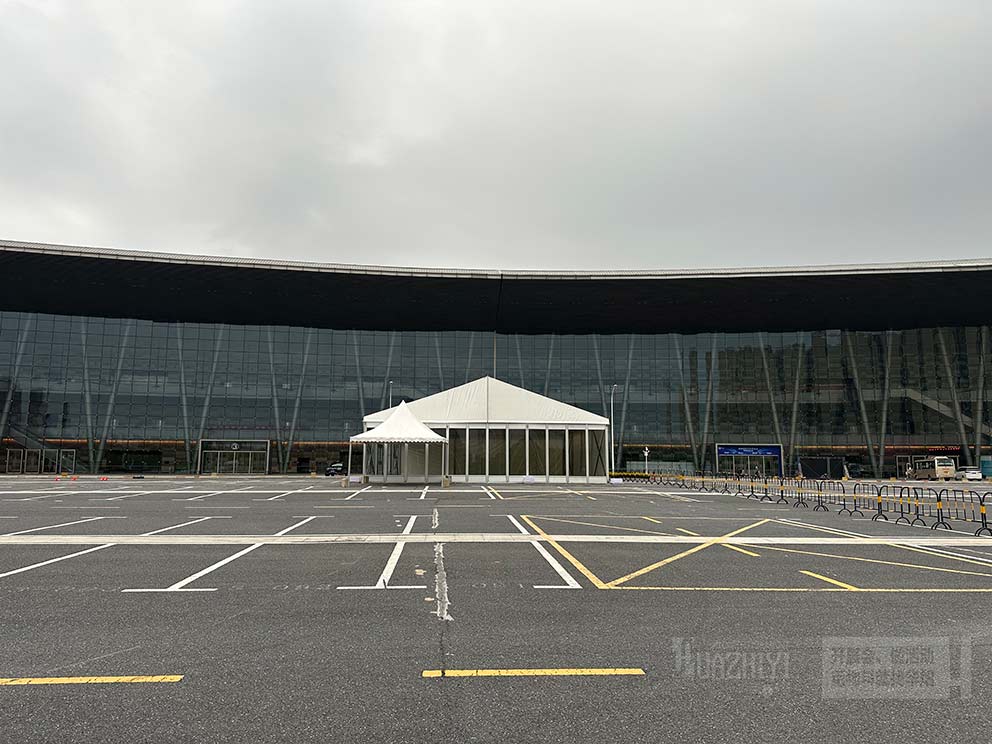 華熠玻璃篷房租賃公司搭建比亞迪試駕車展篷房現(xiàn)場