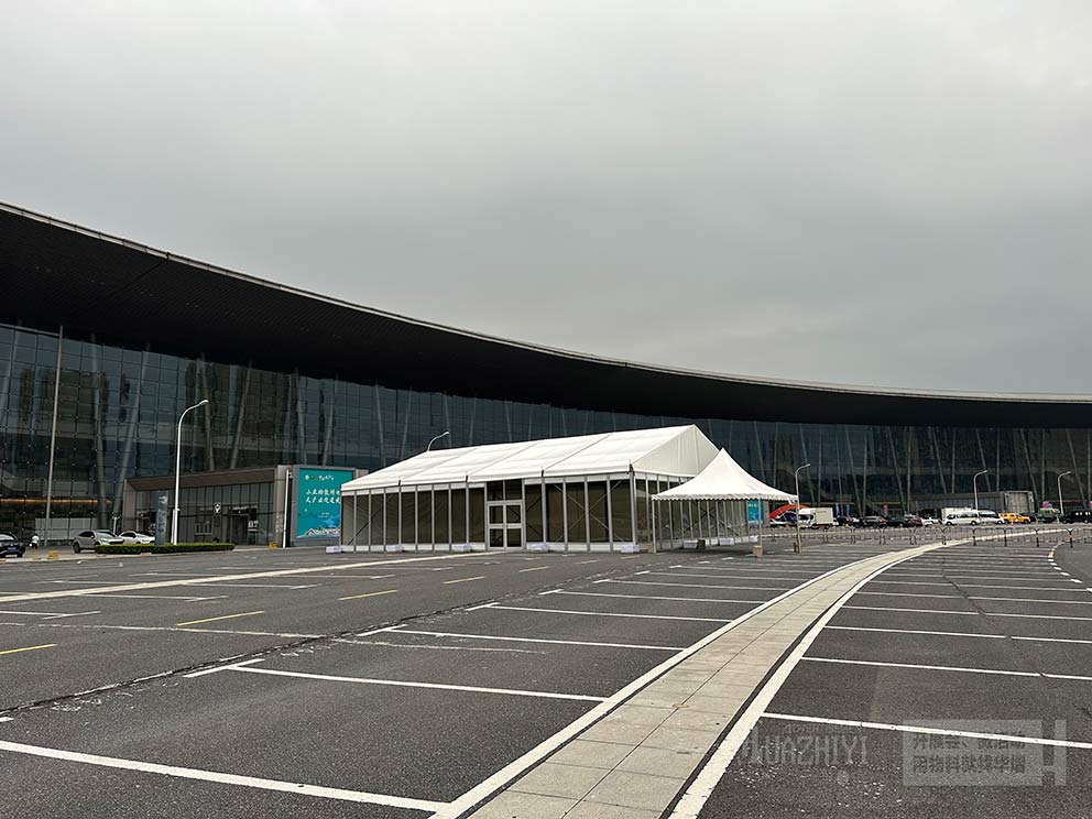 華熠玻璃篷房租賃公司搭建比亞迪試駕車展篷房現(xiàn)場