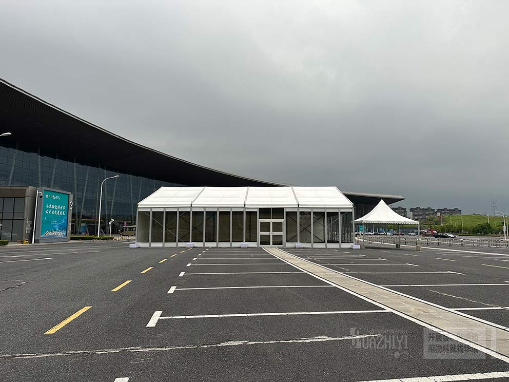 華熠玻璃篷房租賃公司搭建比亞迪試駕車展篷房現(xiàn)場