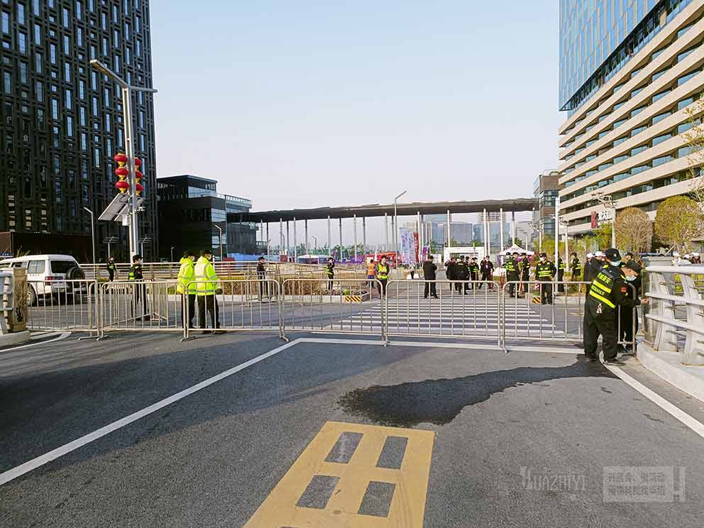 鐵馬護(hù)欄出租廠家介紹護(hù)欄都有哪些種類