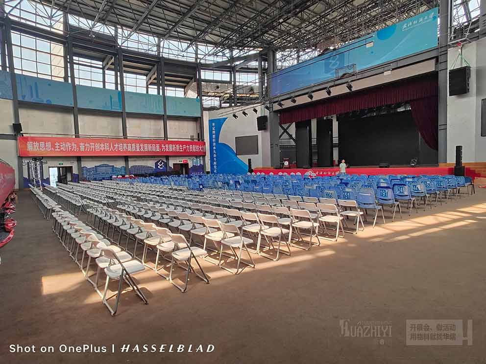 桌椅出租現(xiàn)場直拍:擺放整齊劃一,服務(wù)標(biāo)準(zhǔn)化