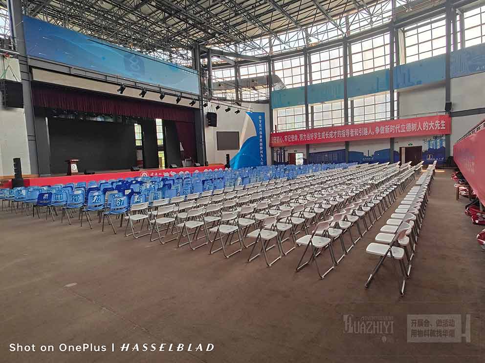 桌椅出租現(xiàn)場直拍:擺放整齊劃一,服務(wù)標(biāo)準(zhǔn)化