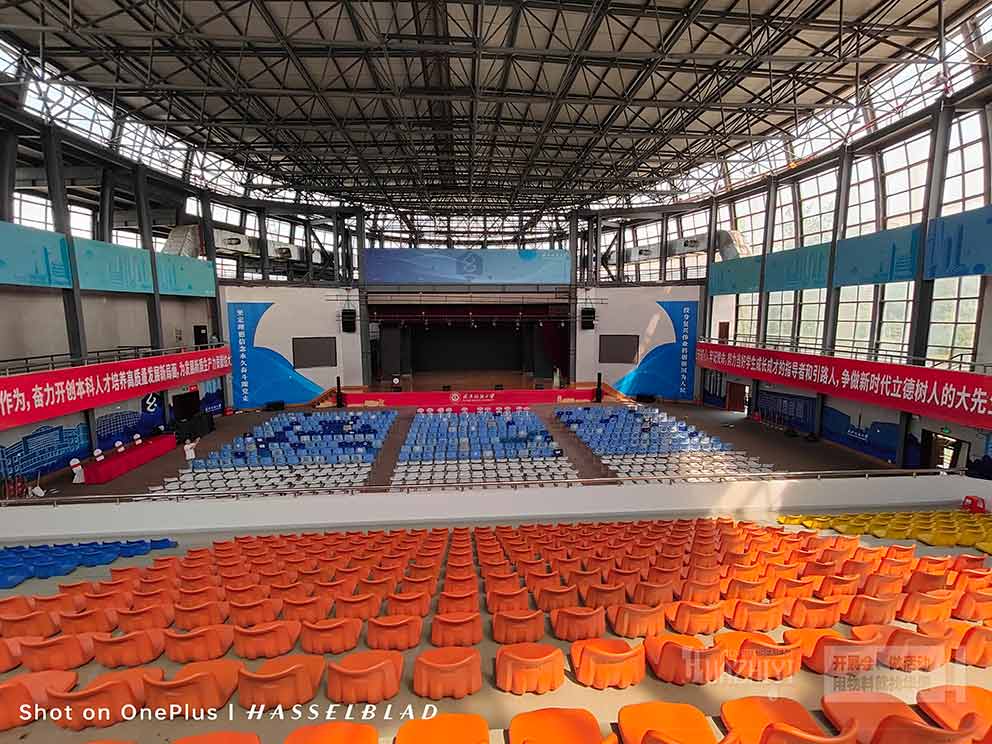 桌椅出租現(xiàn)場直拍:擺放整齊劃一,服務(wù)標(biāo)準(zhǔn)化