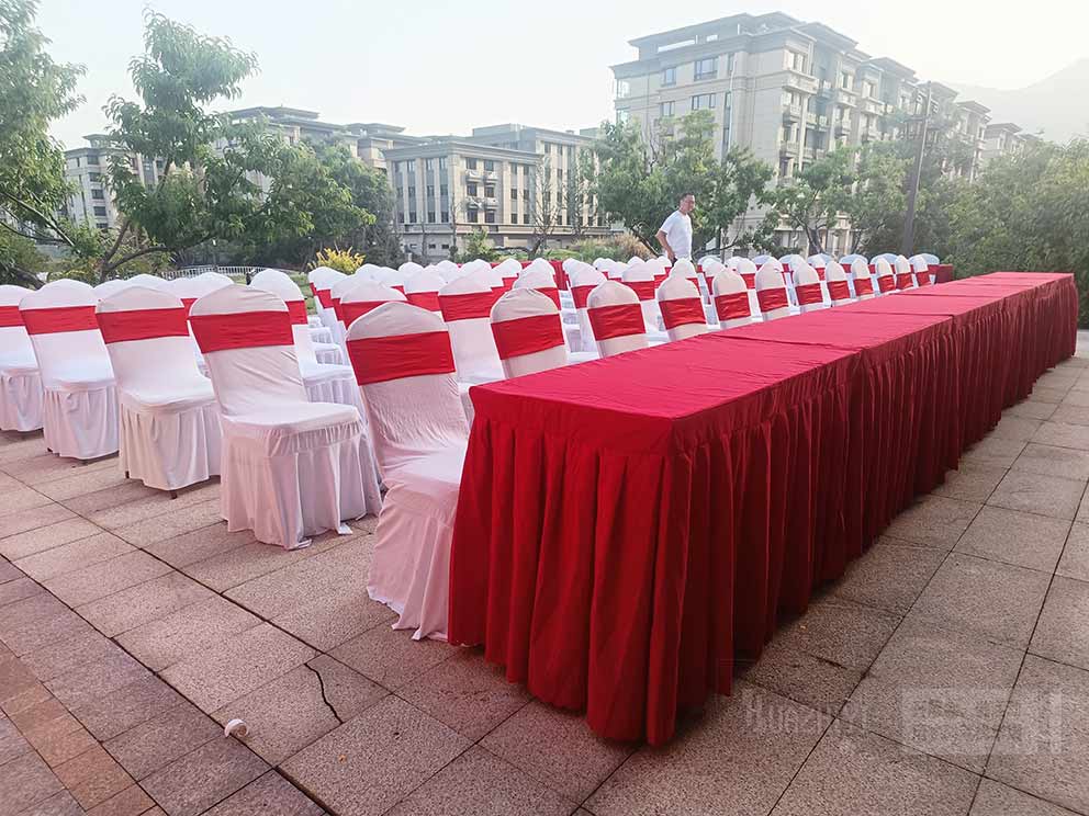 桌椅出租公司圓滿完成布場—桌椅一線排列，彰顯風(fēng)范