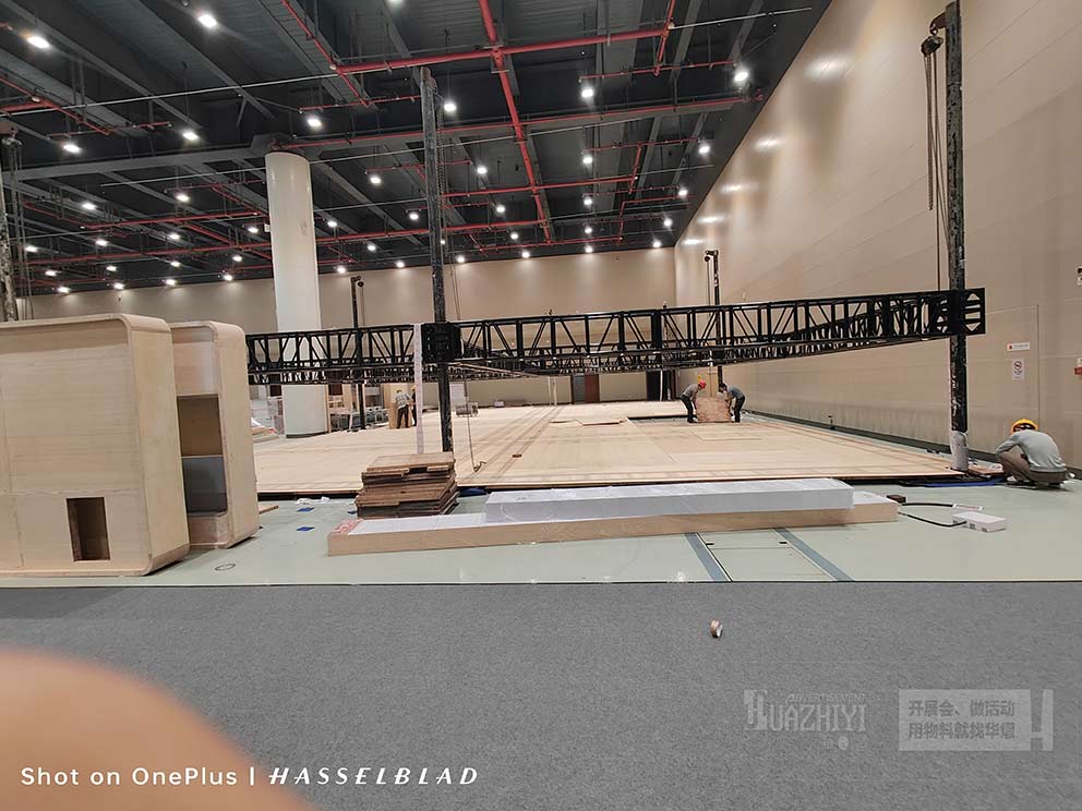 華熠地臺租賃的設計布置是一個綜合考慮多種因素的過程