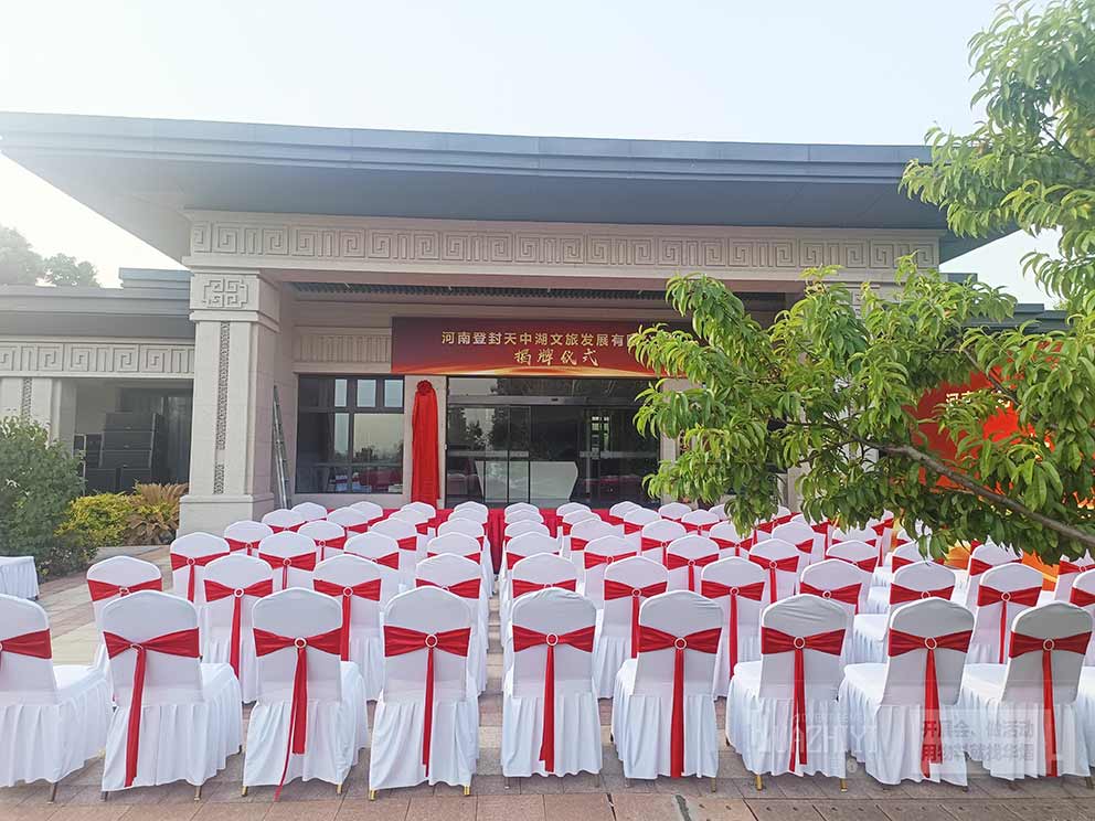 桌椅出租公司圓滿完成布場—桌椅一線排列，彰顯風(fēng)范