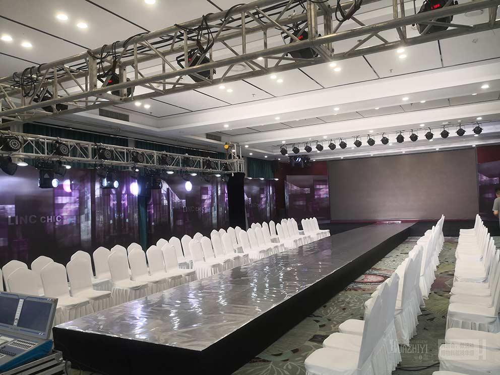 鄭州桌椅租賃是這樣布置活動(dòng)發(fā)布會(huì)現(xiàn)場的