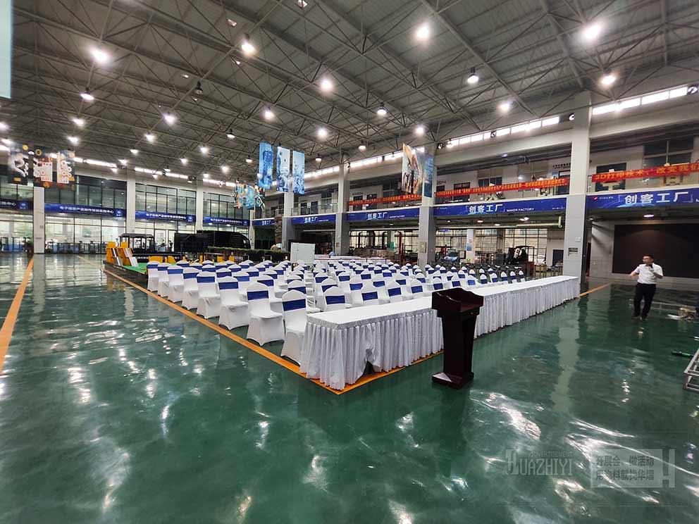 鄭州桌椅出租廠家布場(chǎng)完成，整齊劃一服務(wù)標(biāo)準(zhǔn)化