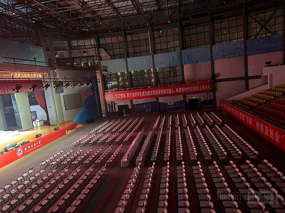 武漢紡織大學(xué)交響樂活動使用了鄭州桌椅出租廠家提供的折疊椅