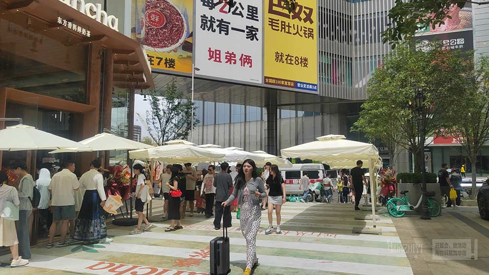 鄭州單邊傘租賃助力正弘城茶飲活動(dòng)，防曬又美觀