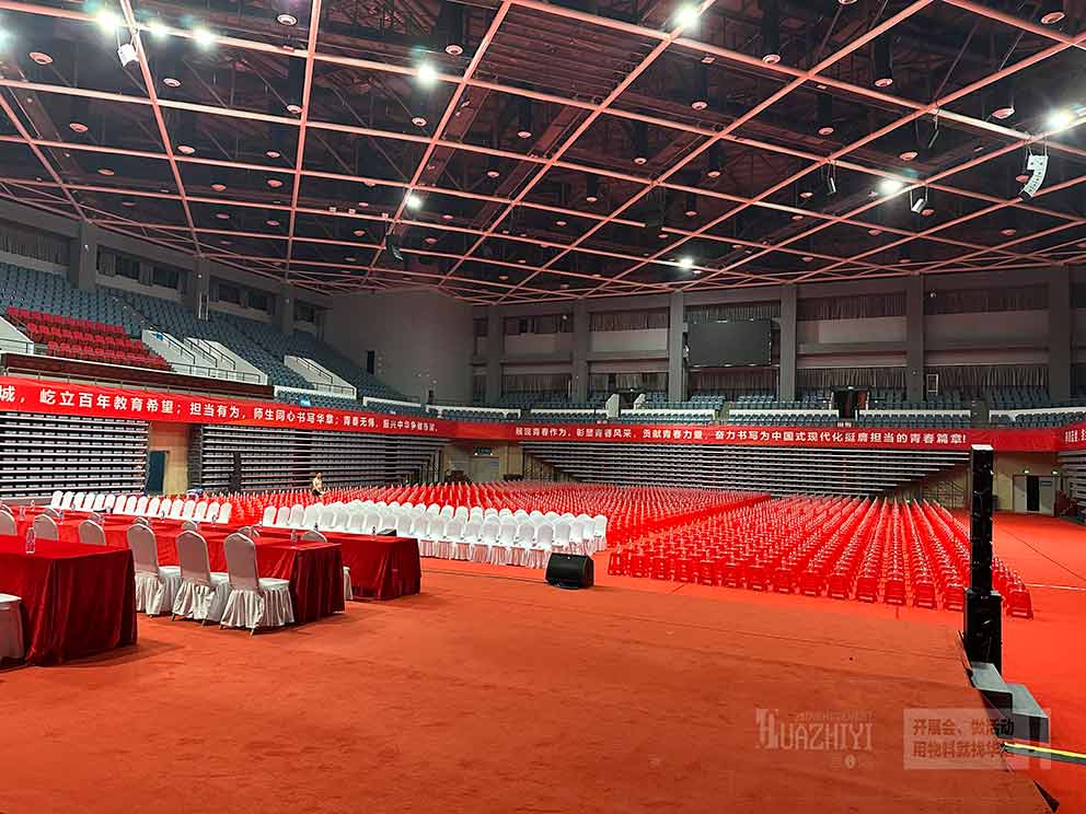 紅色桌椅出租用在畢業(yè)典禮上很合適