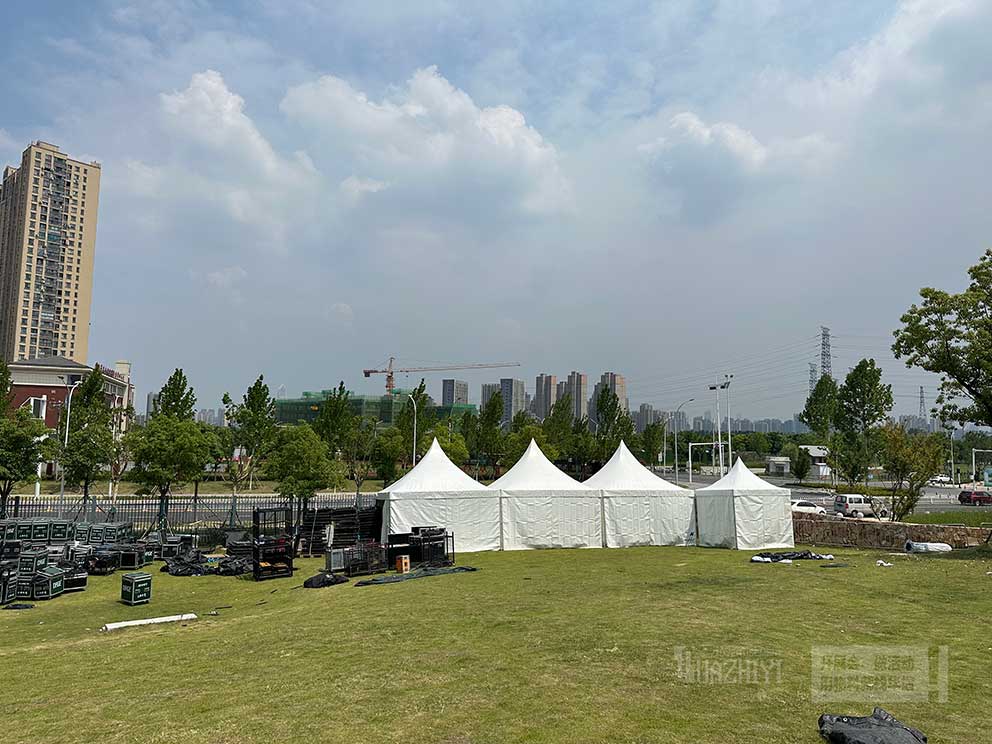 鄭州篷房租賃搭建電音節(jié)尖頂篷房作為休息室來(lái)使用