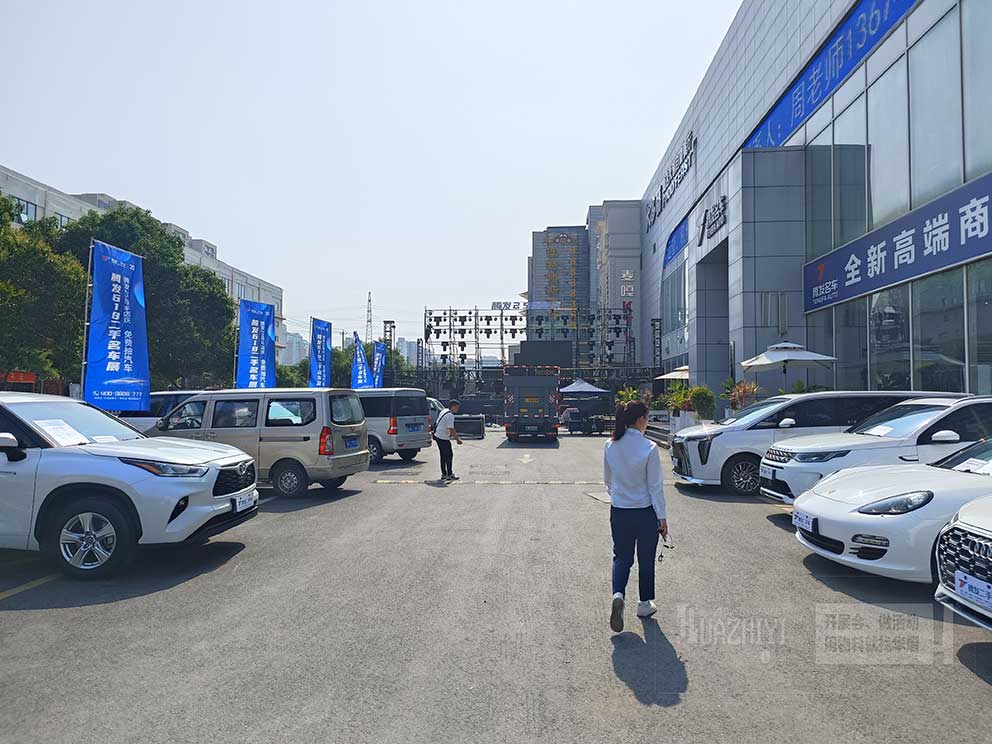 騰發(fā)二手車二十五周年慶現(xiàn)場的道旗出租由鄭州華熠廠家提供