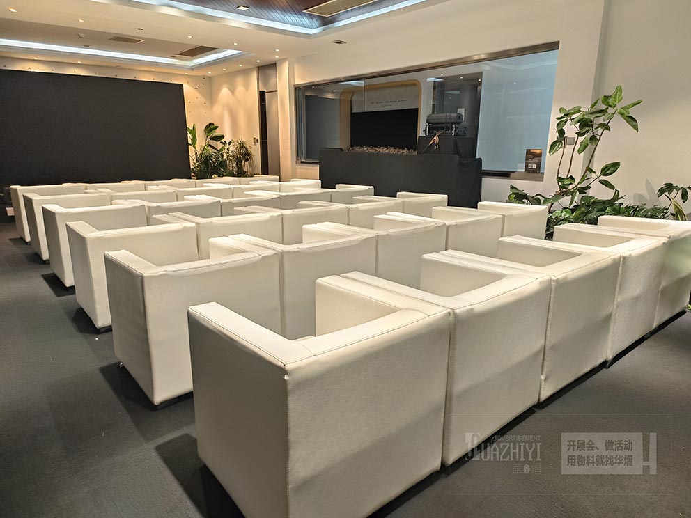 鄭州白色皮質(zhì)沙發(fā)出租現(xiàn)場，簡約大氣