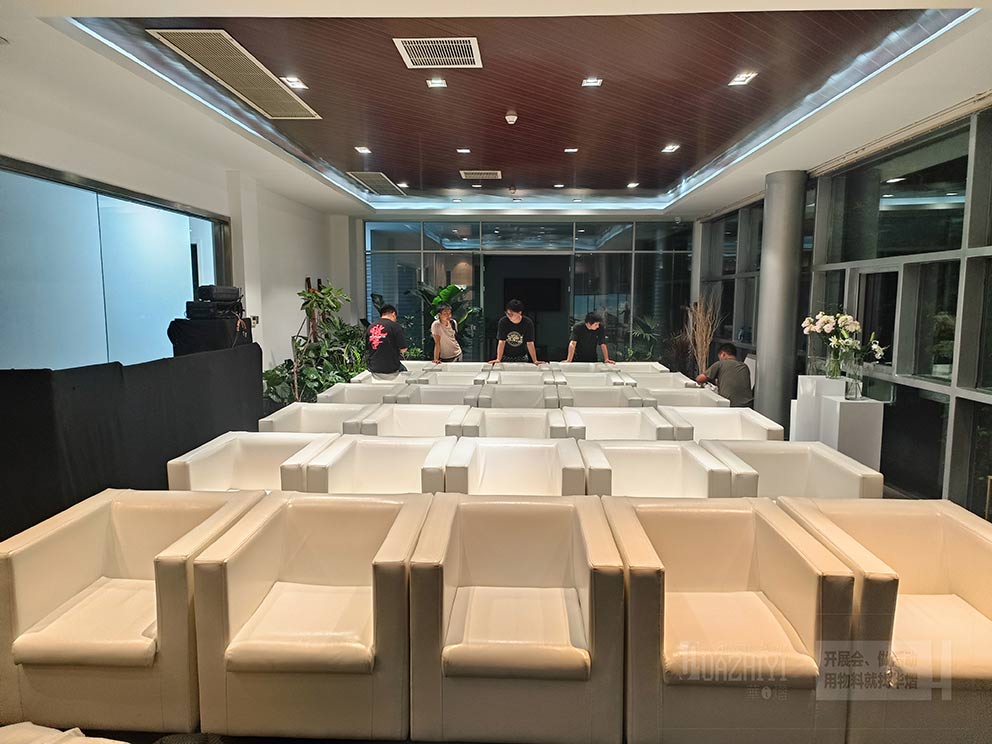 鄭州白色皮質(zhì)沙發(fā)出租現(xiàn)場，簡約大氣