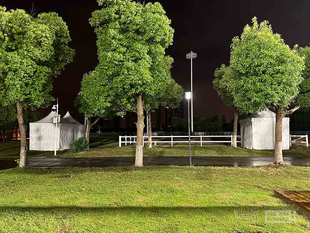 鄭州篷房租賃廠家提供了馬術(shù)障礙賽現(xiàn)場(chǎng)的一座座尖頂篷房