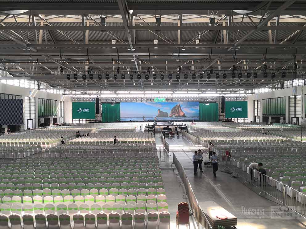 鄭州桌椅出租廠家是這樣布置發(fā)布會(huì)現(xiàn)場(chǎng)的