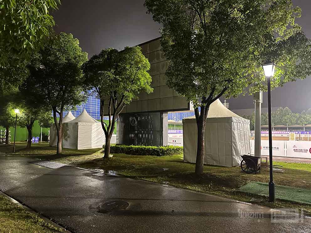 鄭州篷房租賃廠家提供了馬術(shù)障礙賽現(xiàn)場(chǎng)的一座座尖頂篷房