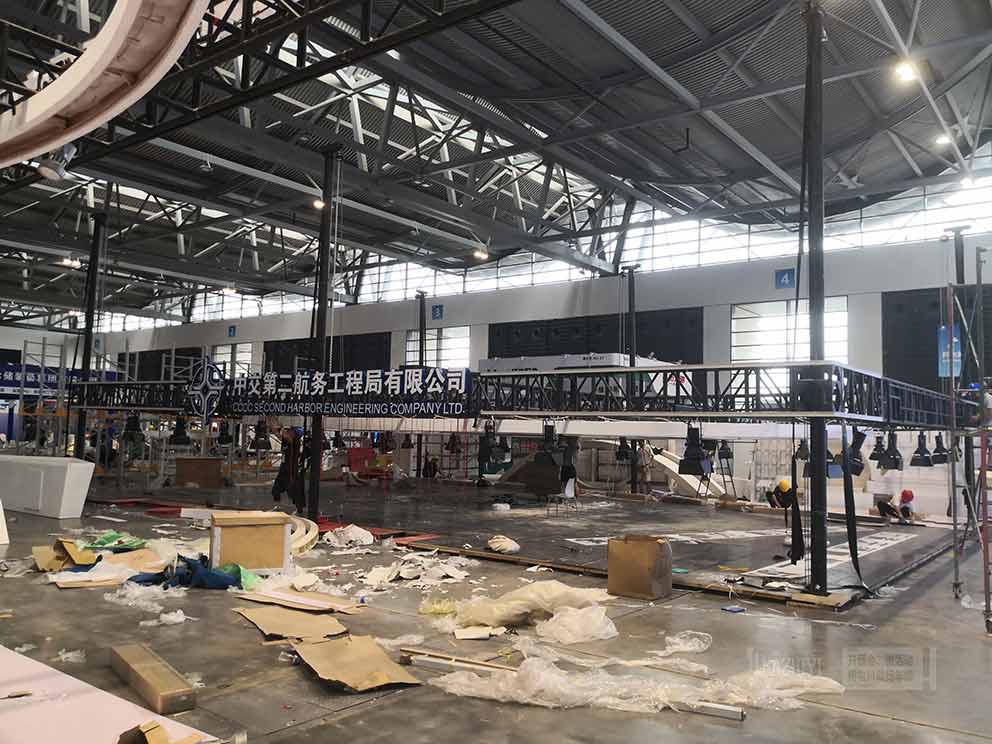 鄭州舞臺出租廠家正在鋪設中原國際會展中心地臺現(xiàn)場