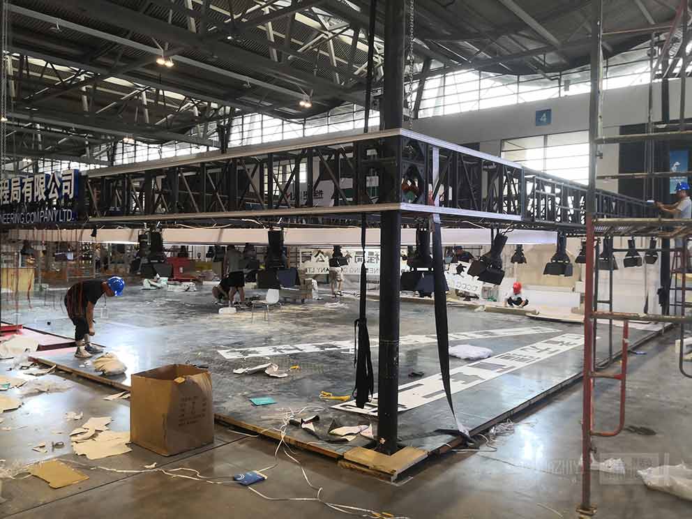 鄭州舞臺出租廠家正在鋪設中原國際會展中心地臺現(xiàn)場