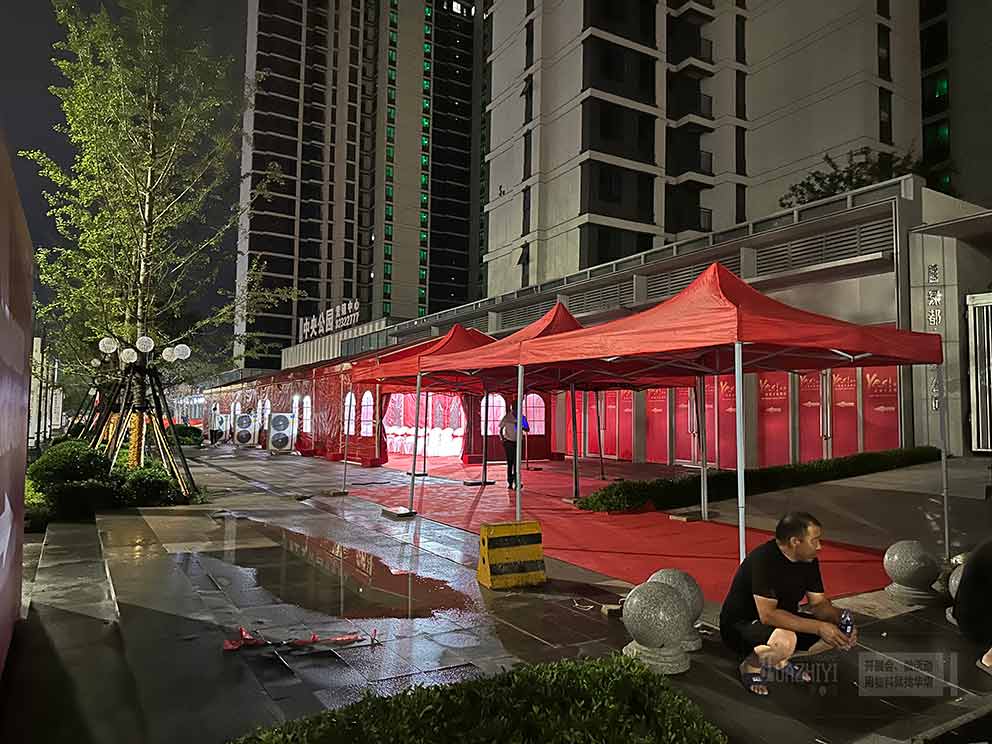 鄭州地產(chǎn)篷房租賃搭建的紅色篷房十分喜慶熱鬧