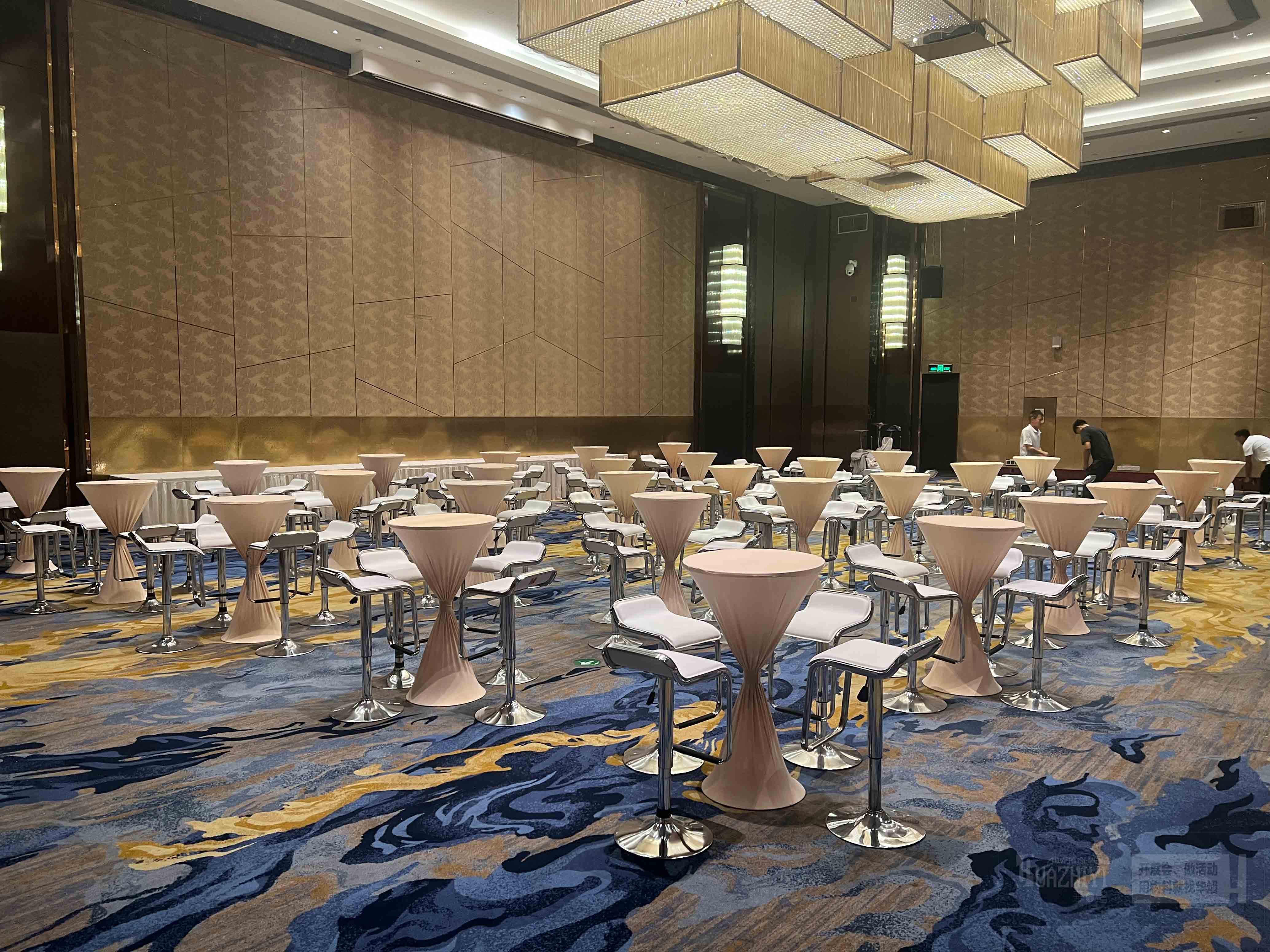 鄭州桌椅出租提供的吧桌吧椅別具一格十分美觀