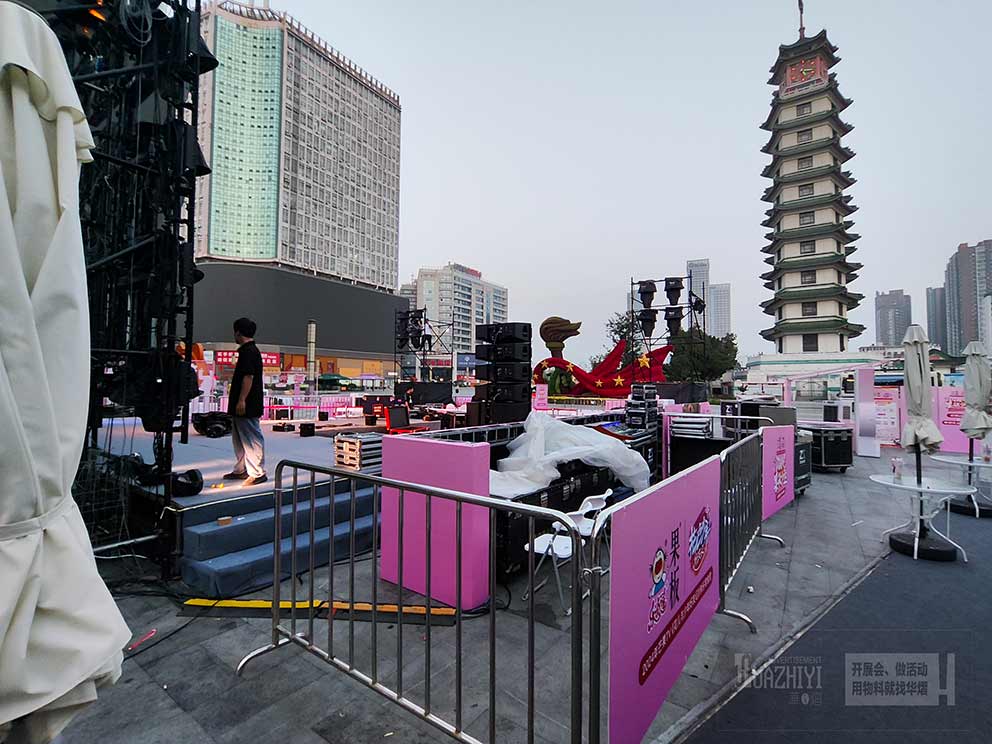 鄭州鐵馬護欄租賃廠家助力零食快閃活動，打造安全有序現(xiàn)場