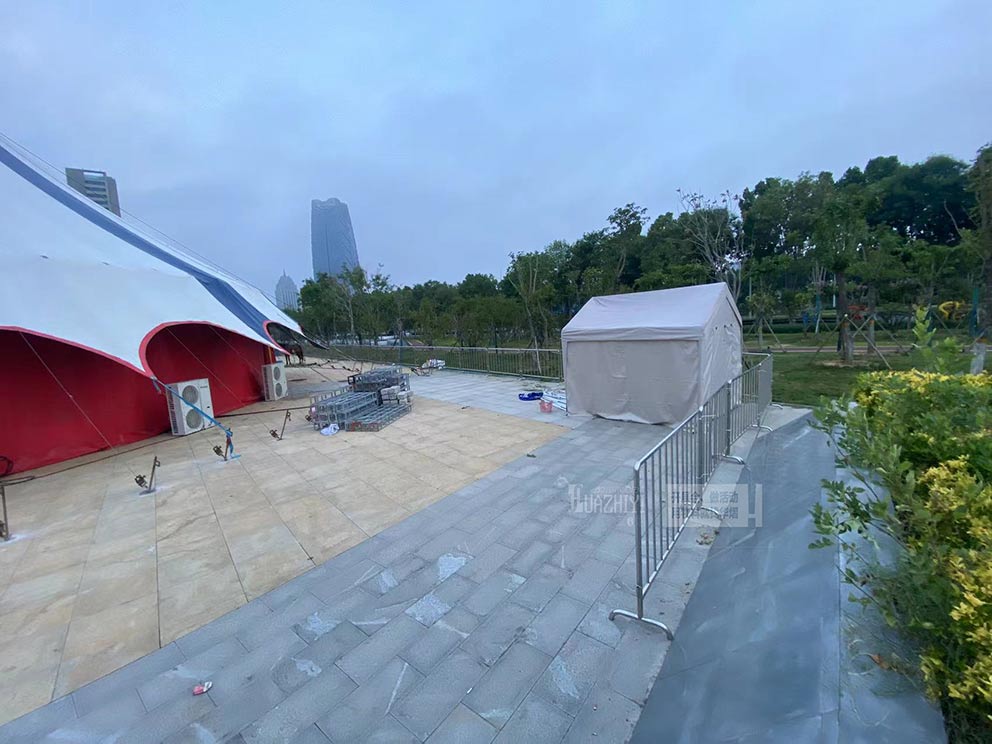 開封鐵馬護欄助力新鄉(xiāng)體育館，共筑活動現(xiàn)場安全防線