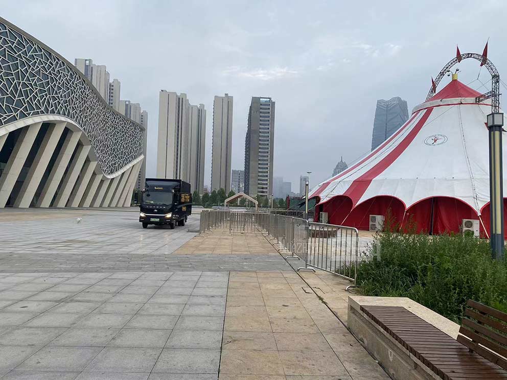 開封鐵馬護欄助力新鄉(xiāng)體育館，共筑活動現(xiàn)場安全防線