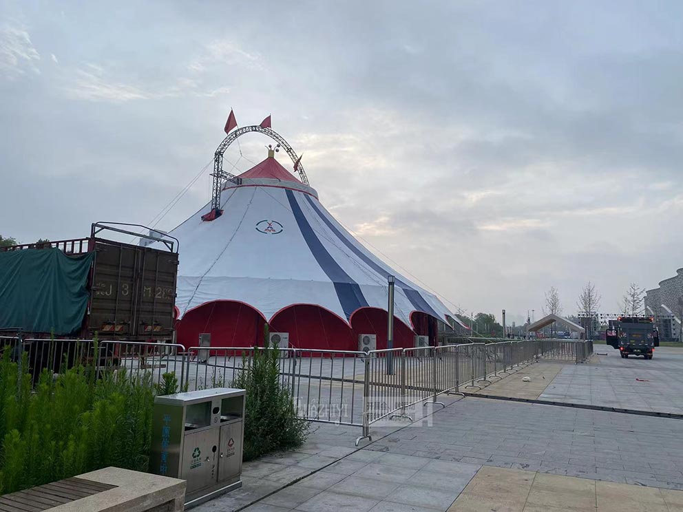 開封鐵馬護欄助力新鄉(xiāng)體育館，共筑活動現(xiàn)場安全防線