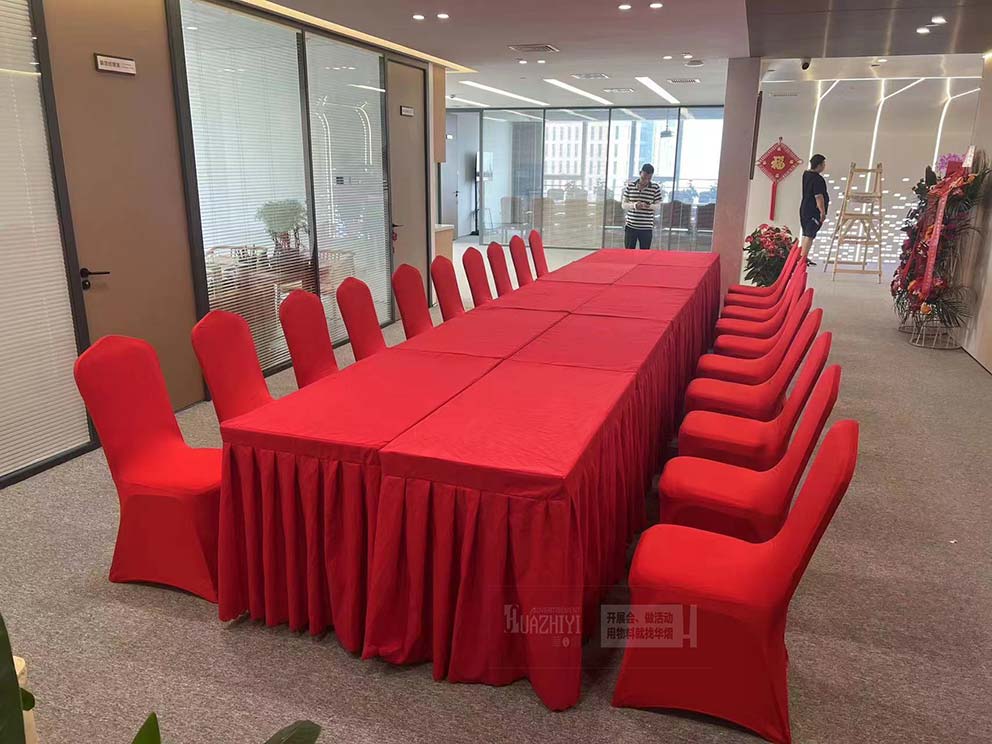 鄭州桌椅出租可以提供全套紅色的桌布和椅套