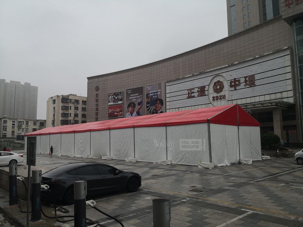 鄭州華熠篷房租賃廠家夏季布場(chǎng)—紅頂白篷篷房已經(jīng)搭建完畢